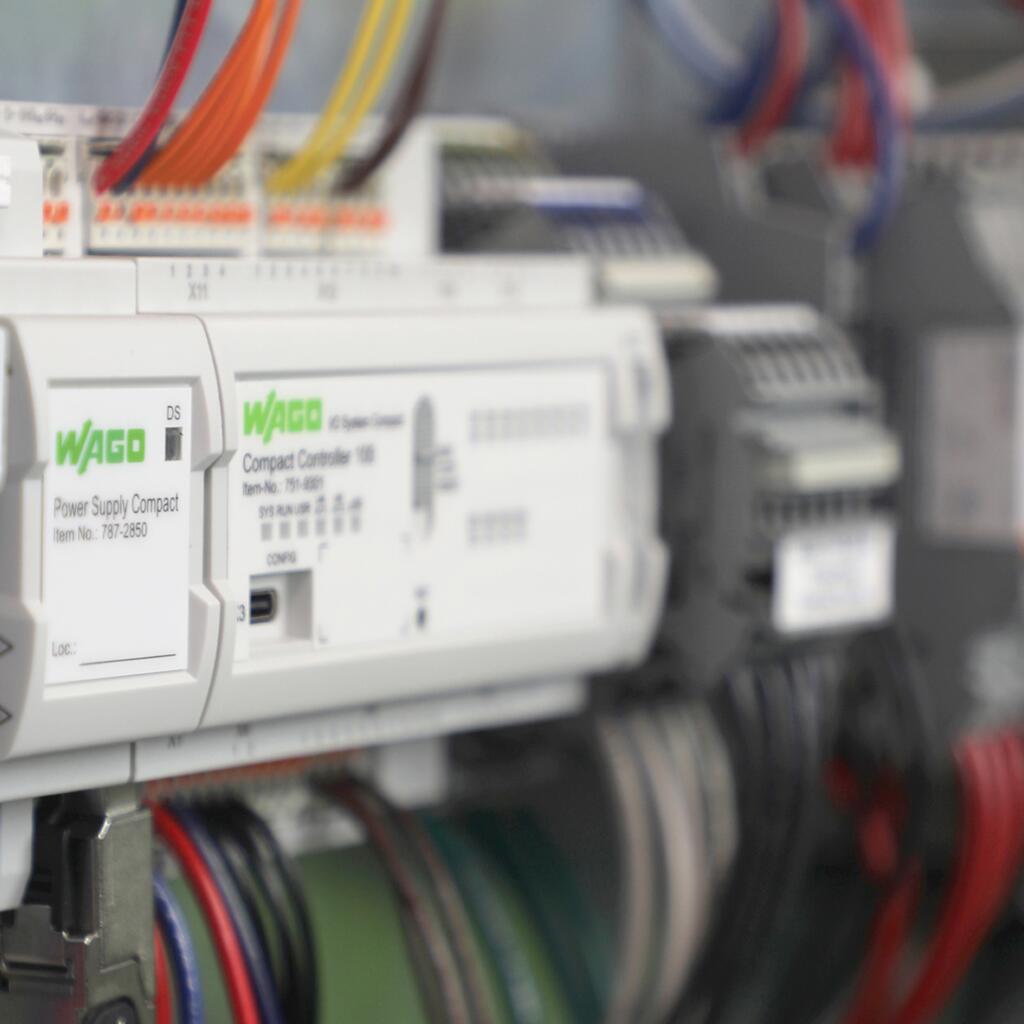 Uma imagem contendo caminhão, verde, estacionado, quarto O conteúdo gerado por IA pode estar incorreto.